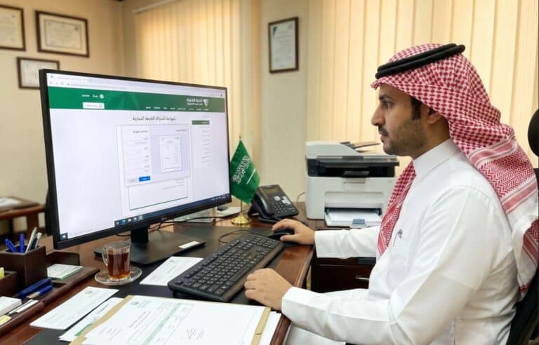 موظف سعودي يستعد لـ تأسيس شركة سياحة في السعودية